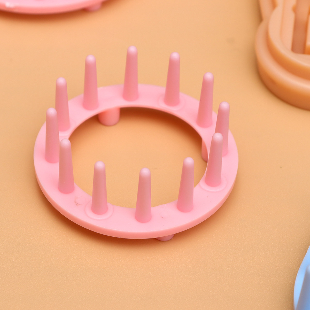 Pom Pom Maker Tool - ชุดเครื่องมือทำพู่ไหมพรม DIY 1 ชุด สำหรับทำพู่ไหมพรมที่มีลักษณะสม่ำเสมอ พร้อมคู่มือการใช้งานที่เข้าใจง่าย